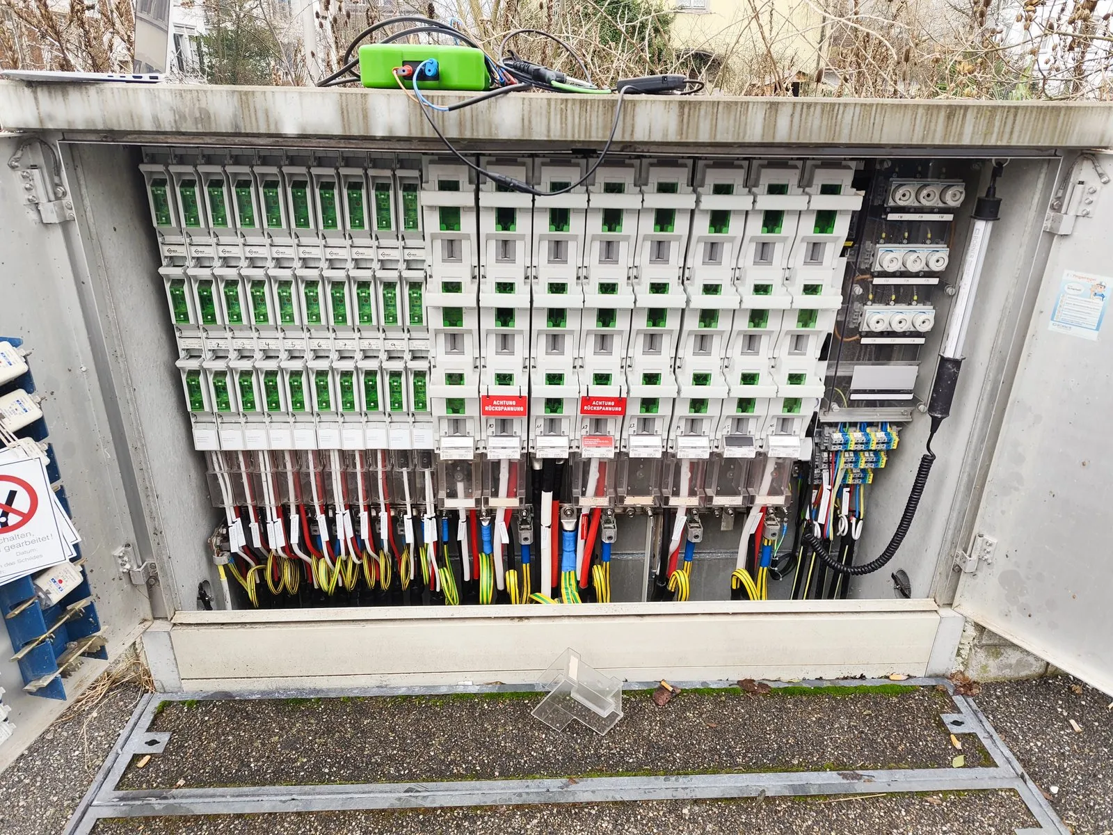 Geöffneter Verteilkasten mit Smart-Meter-Anschlüssen beim PLC-Clean-up