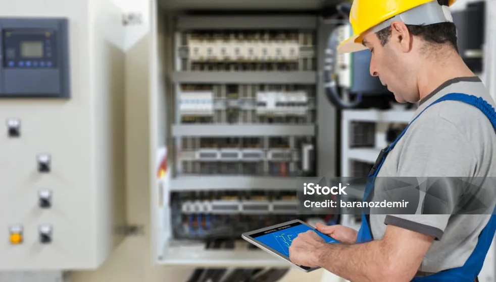 Gridlink Techniker am Smart-Meter-Schaltschrank