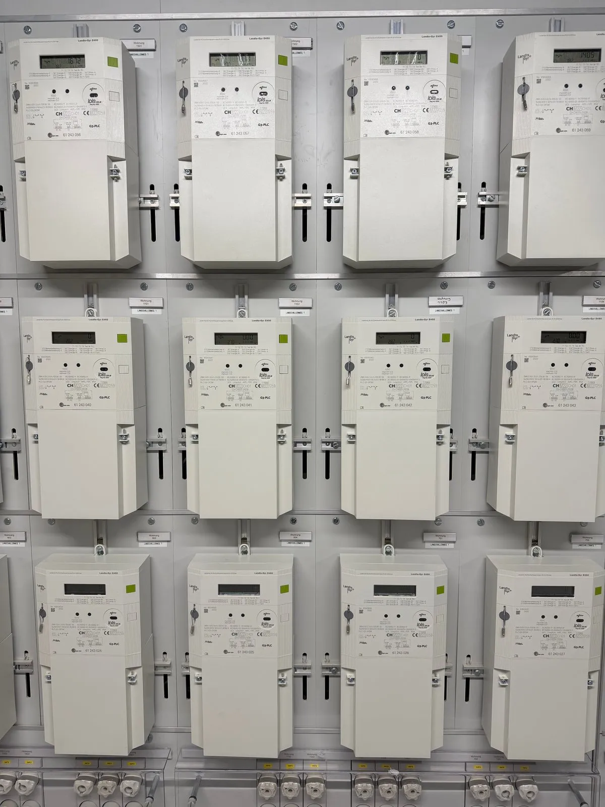Wand mit Smart Metern im Gridlink-Testlabor